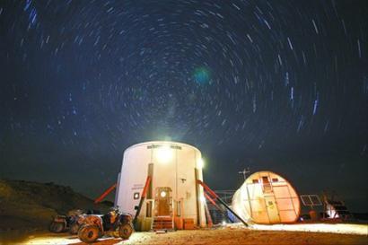 志愿者们住在这个白色模拟“太空舱”中