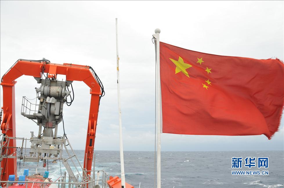 6月14日，“蛟龙”号载人潜水器随母船“向阳红09”驶往锚地。新华社记者 张旭东 摄