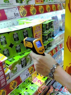 康王路家乐福超市冷藏柜内的酸奶包装温度高达20.6摄氏度。（图片来源：广州日报）