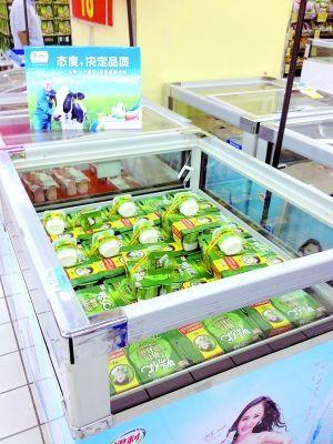 芳村好又多超市，储藏酸奶的冷柜门正在敞开。 （图片来源：广州日报）