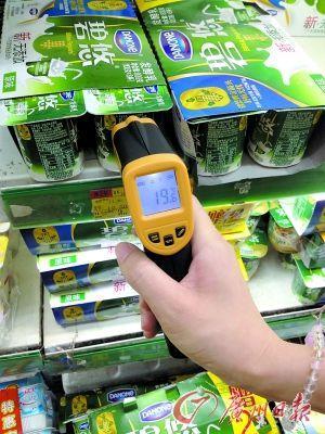 澳之星超市内酸奶包装温度高达19.6摄氏度。（图片来源：广州日报）