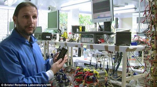 英国科学家研制世界首个用尿液充电的手机