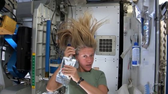 宇航员凯伦·奈伯格在国际空间站上演示如何洗头发