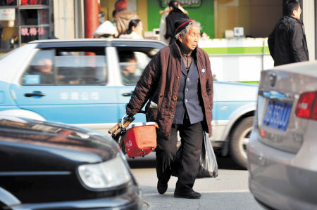  北京老人意外险开卖，老人在公交、地铁、公园、博物馆、医疗机构等公共服务场所发生意外，将得到更多保障。不过，目前长沙险企暂无此类保险提供。 CFP供图