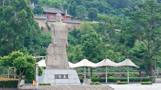 马尾又添地标新景观：严复雕像迁移顺利完成