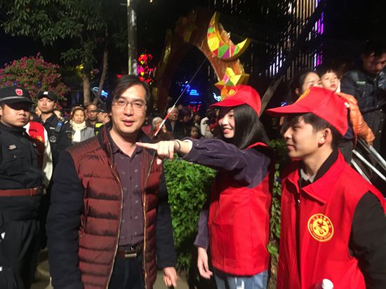 志愿服务扮靓元宵灯会