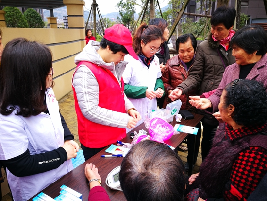 亭江镇开展关爱健康义诊宣传活动