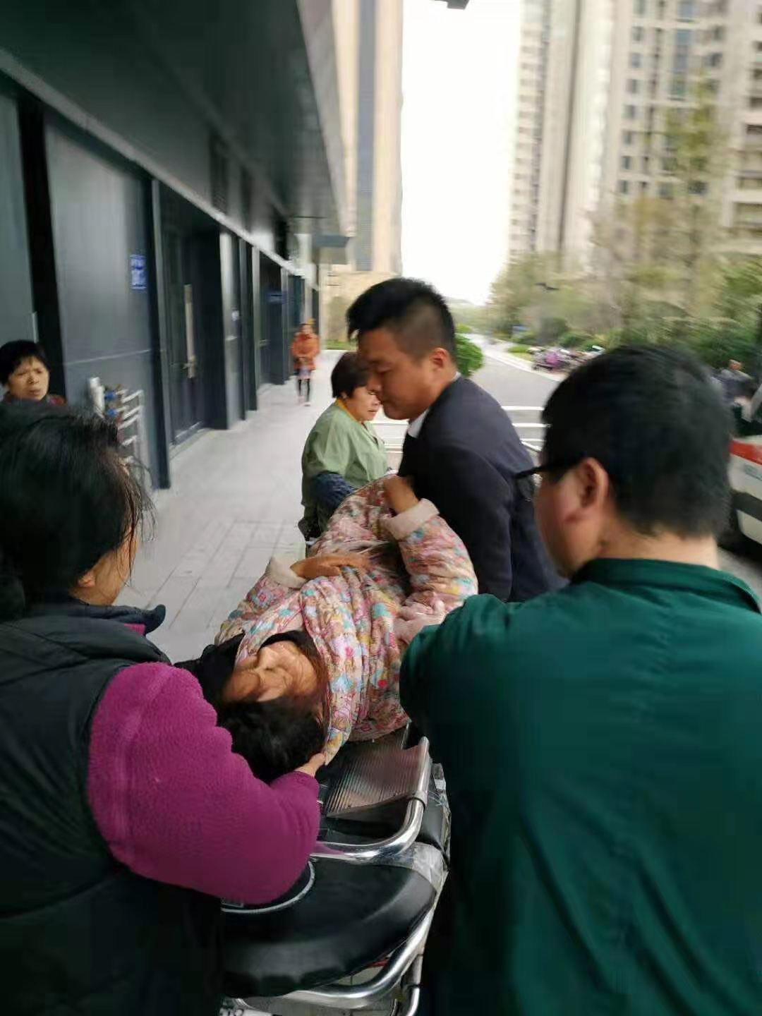 女子突发不适     众人伸出援手相助