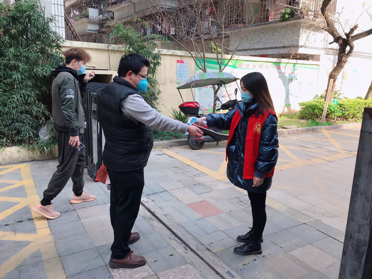 “等打败病毒了就回家陪你们”