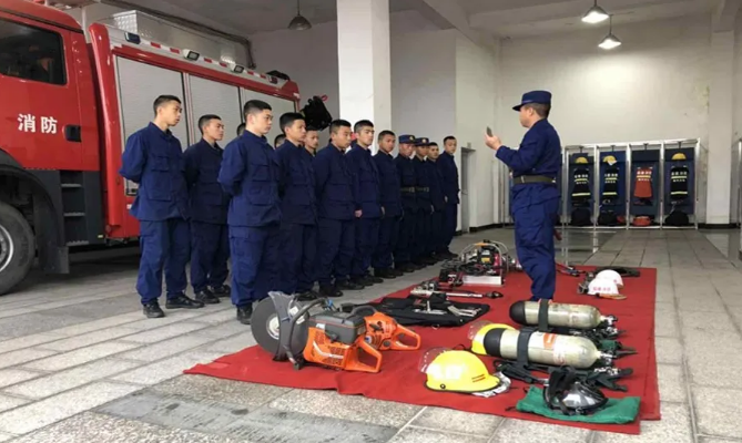 亭江消防救援站扎实开展器材装备训练