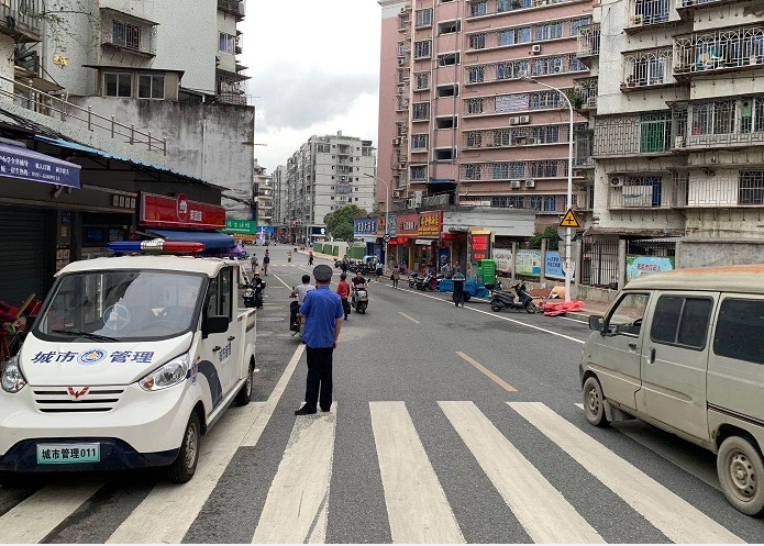 区城管局开展校园周边环境专项整治行动