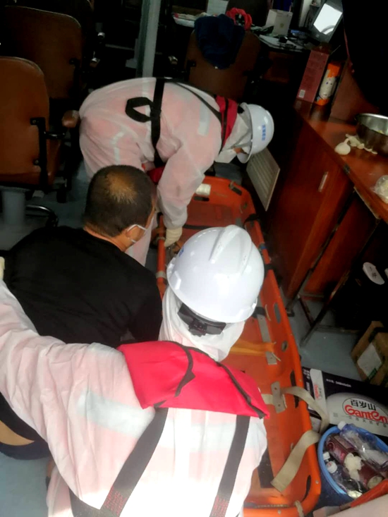 福州救助基地顺利接救两名生病船员