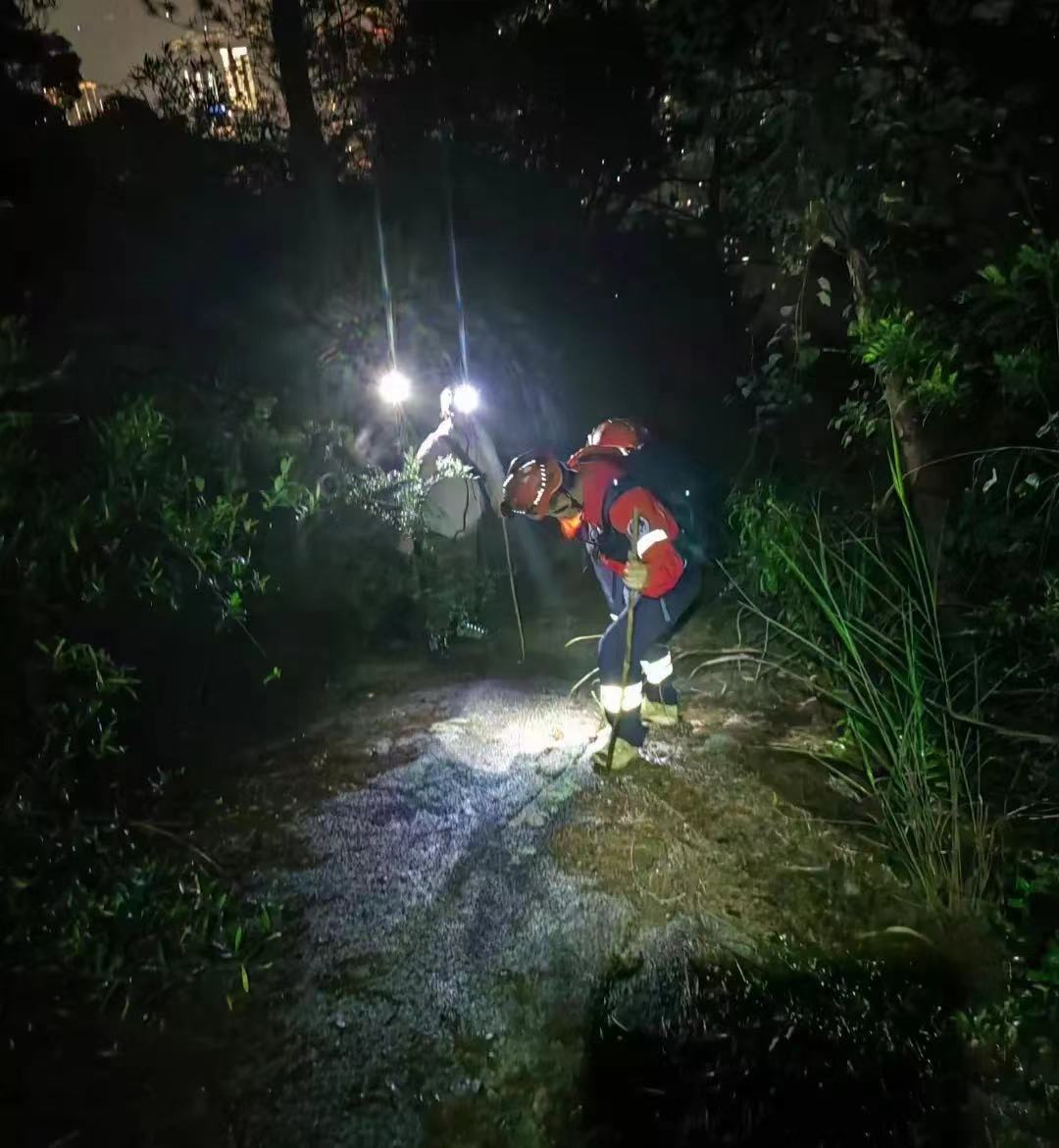 男子爬山迷路滑下山崖   救援队紧急搜寻成功救出