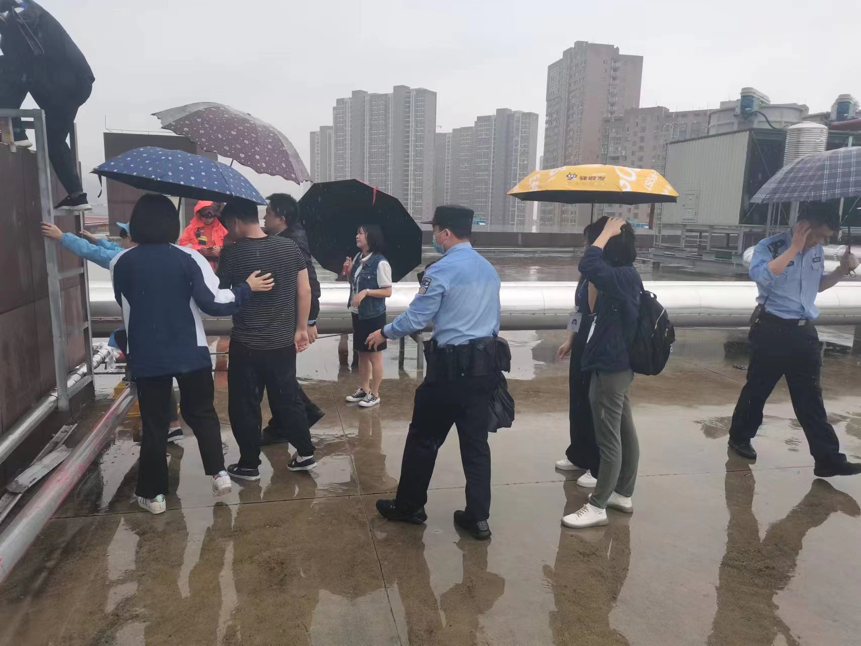 男子欲跳楼轻生 民警苦口劝说成功解救