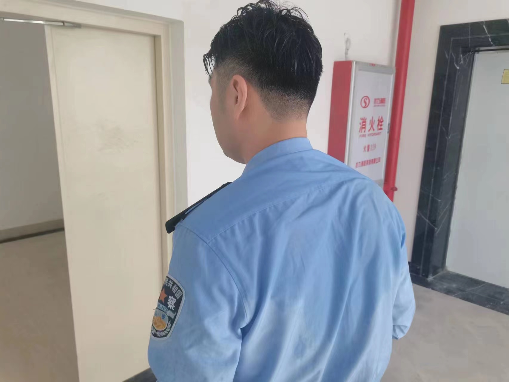 男子欲跳楼轻生 民警苦口劝说成功解救