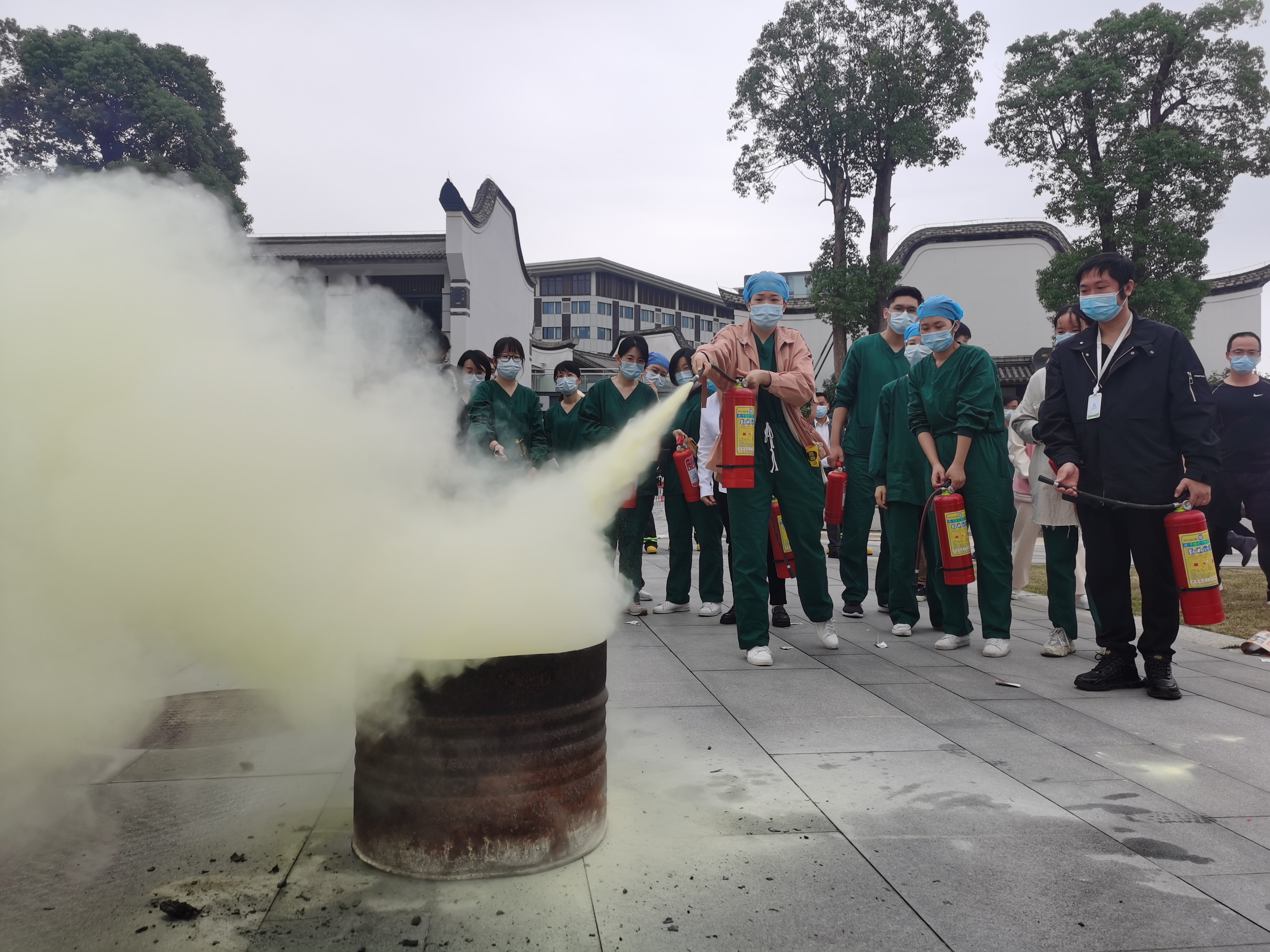 区消防救援大队连夜为健康驿站运水45吨