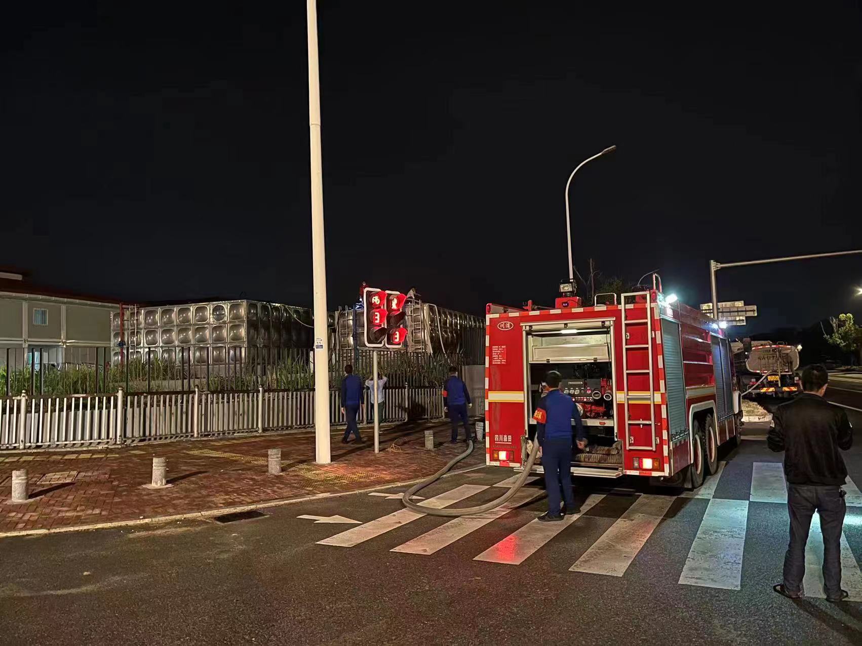 区消防救援大队连夜为健康驿站运水45吨