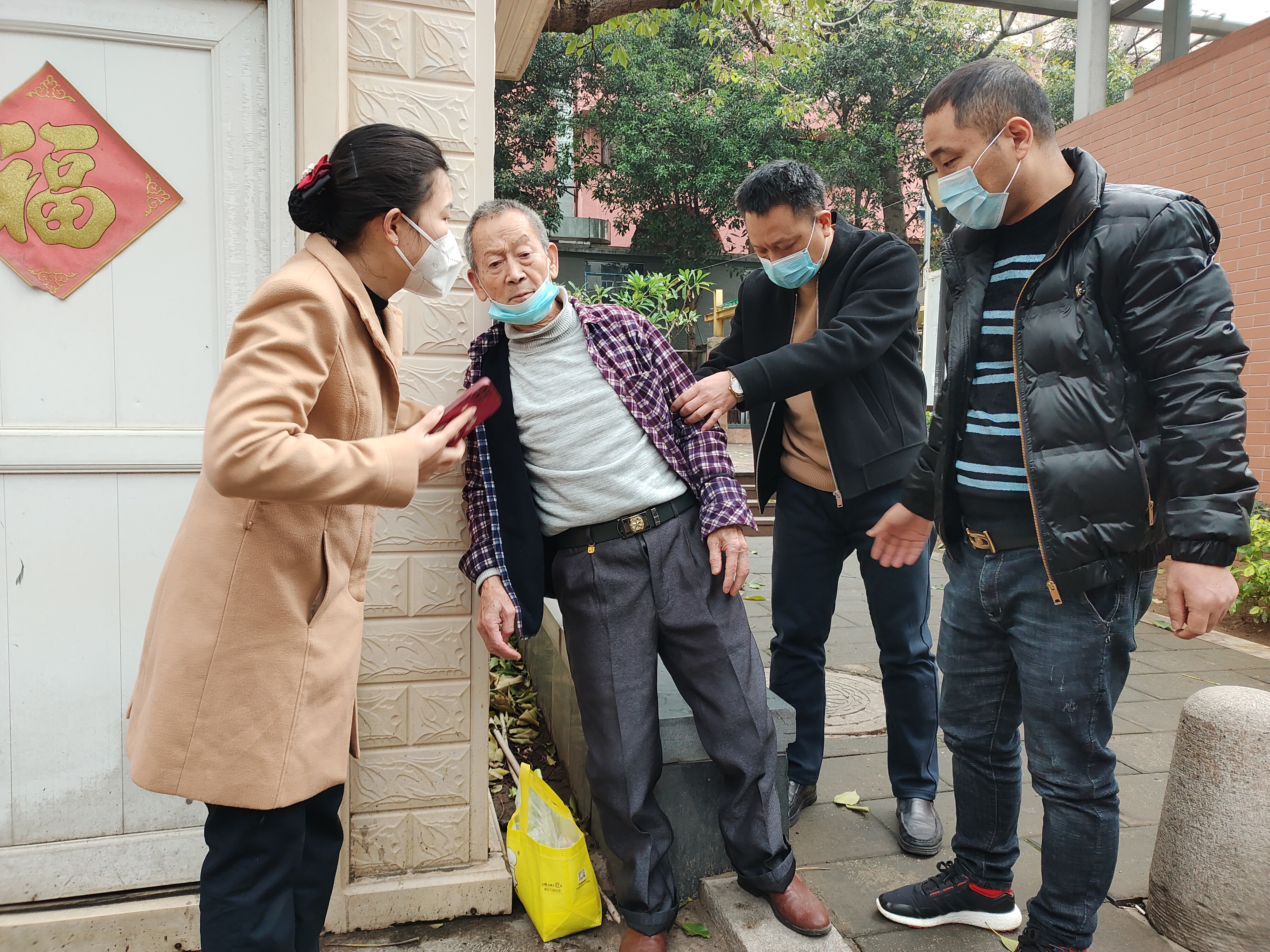 老人晕倒街头 市民热心救助