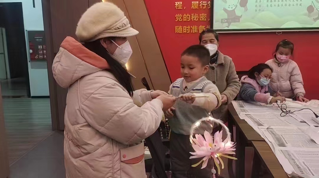 春节前夕马尾区妇联走访慰问一线医护人员