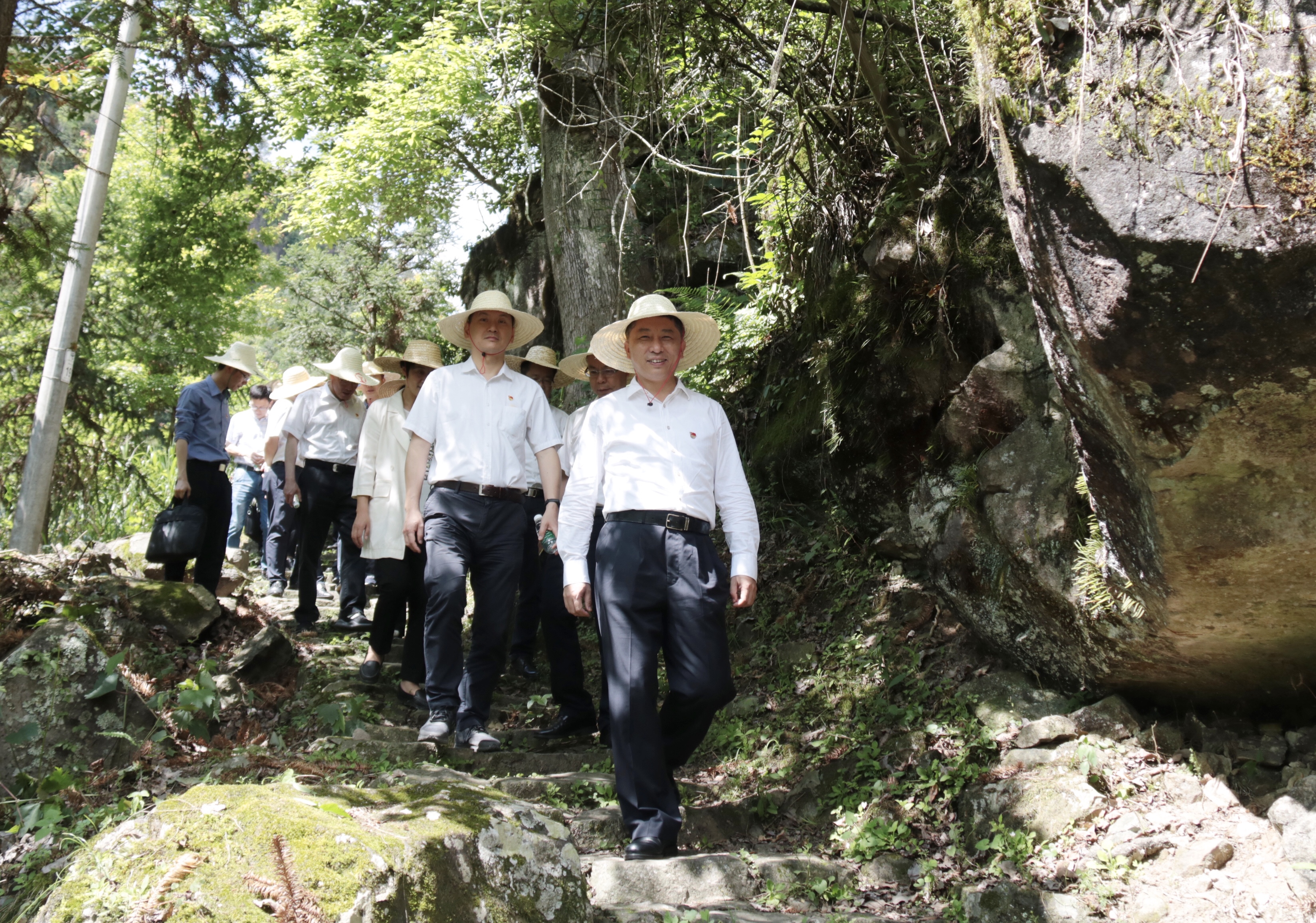 以“滴水穿石”的决心打赢脱贫攻坚战