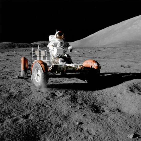 在月面行驶的阿波罗月球车