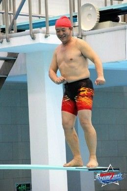 64岁著名相声演员牛群赤膊上阵 64岁著名相声演员牛群赤膊上阵