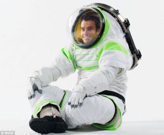 纳米衣能够起到微型航天服的作用，如果通过“电子浴”的方式，这种纳米衣将最终应用于人类宇航员。照片展示了美国宇航局研制的最新航天服