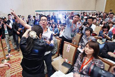 2013 年5 月6 日，京华时报记者在北京新闻发布会现场质问钟睒睒。