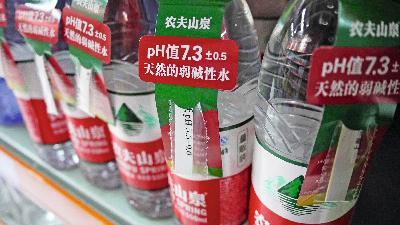 2013 年5 月6 日，杭州一家超市摆放的农夫山泉，附赠一张pH 试纸，供消费者检验。