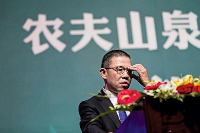 钟睒睒在北京出席回应质疑的新闻发布会。