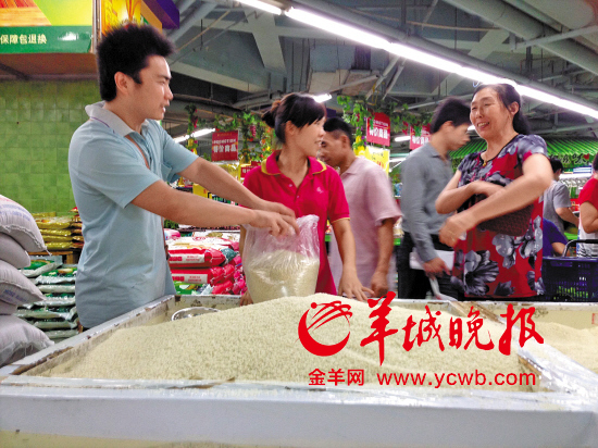 手提香港大米的市民从罗湖口岸过关回深圳