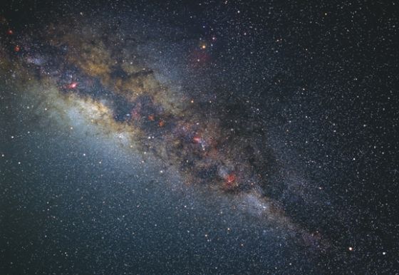 银河系的中心大部分被星尘所包围。