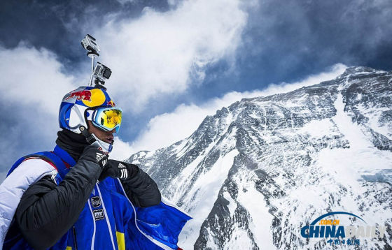 俄罗斯极限运动家罗佐夫在珠峰7220米处完成定点跳伞。