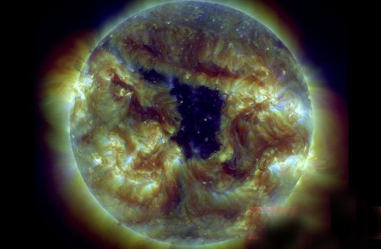 太阳表面发现神秘暗域 外形酷似时空漩涡