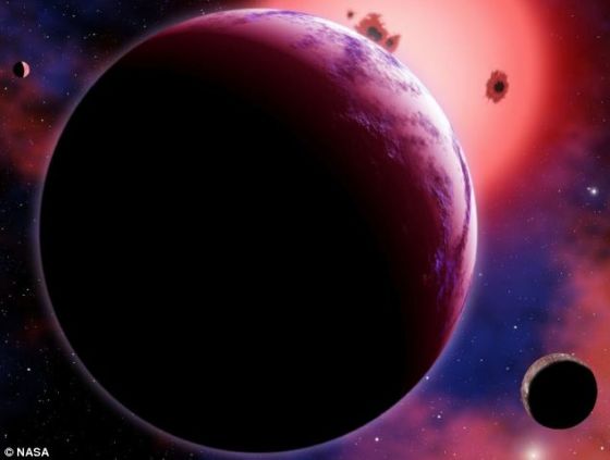 艺术家的构想图展示了外行星GJ 1214b和两颗假设卫星的运行情况。这个超级地球环绕一个距地球40光年远的恒星运行。它约是地球直径的2.6倍，其重量几乎是地球的7倍。
