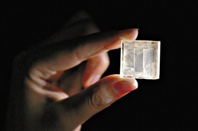 　　9月4日，中国科学院，研究人员展示特殊合成晶体材料（KBBF）。该晶体是产生深紫外激光设备的核心材料。新京报记者 侯少卿 摄