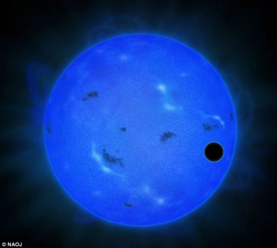 艺术家用蓝光展现了GJ 1214 b的行星凌日。篮球代表主恒星GJ 1214，它前方右侧的黑球是GJ 1214 b。