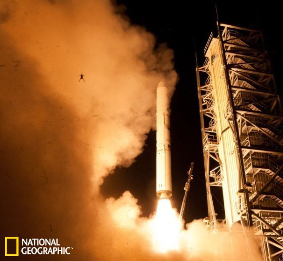 美国宇航局发射最新月球探测器，发射台相机无意间拍下一只青蛙被火箭尾焰吹到空中的瞬间照片