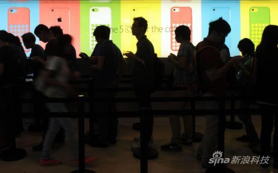 库克称，苹果公司从来都没有把iPhone 5c视作“低价”智能手机，真正扮演这一角色的是iPhone 4S。