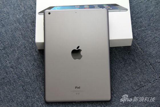 深空灰iPad Air的背部