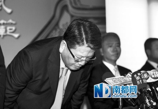 11月5日，台北，味全食品集团驻台湾负责人魏应行在新闻发布会上向消费者鞠躬致歉。CFP图
