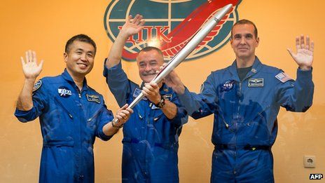本周四，一个由三名宇航员组成的乘员组携带火炬，搭乘“联盟号”运载火箭抵达国际空间站