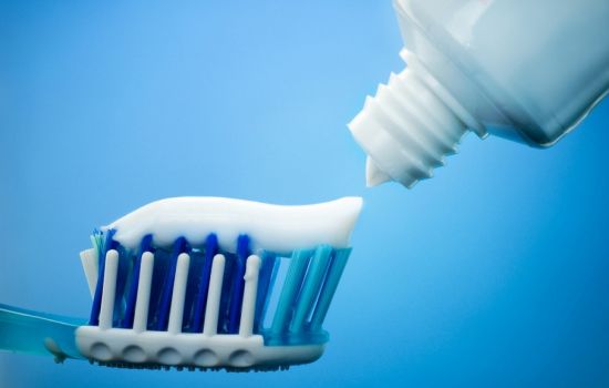牙膏挤太多会致癌吗