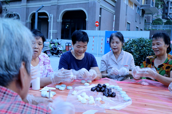 团圆迎中秋，共话邻里情
