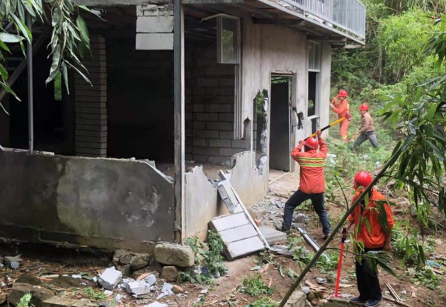 我区拆除马尾镇五栋违法建筑