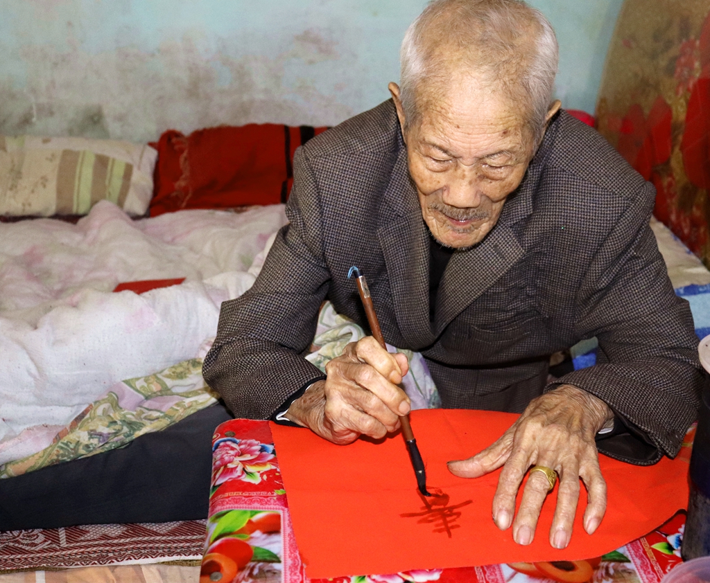 101的老人提笔写了“寿”字    坦言长寿的秘诀是心态好