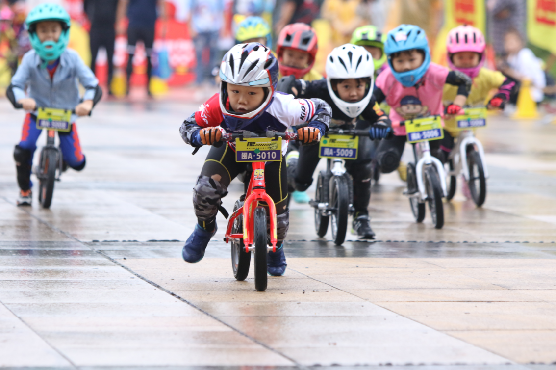 福建儿童平衡车积分联赛在马尾体育馆举行