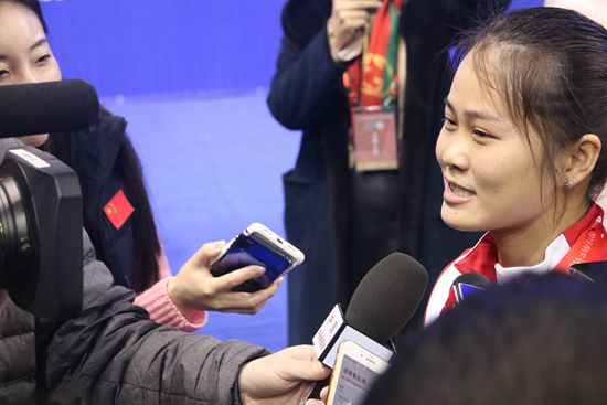 举重世界杯女子64公斤级决赛 邓薇三破世界纪录揽三金