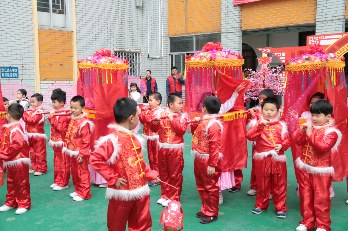 开发区幼儿园举行第七届民俗踩街活动