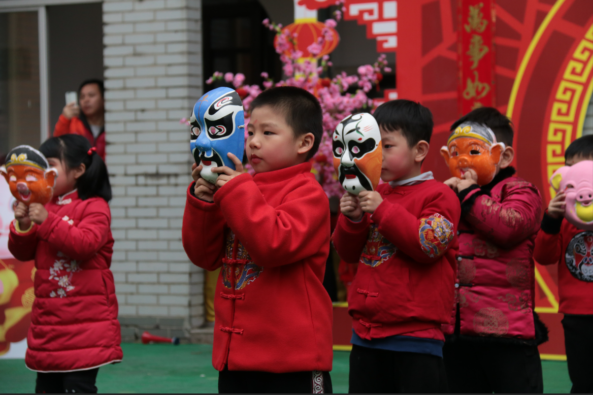 开发区幼儿园举行第七届民俗踩街活动